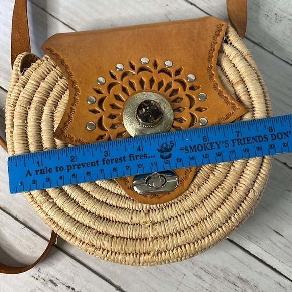 Handmade Round Raffia&Leather Crossbody Bag with Silver and Stone Embellishment - Picture 5 of 9